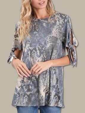 BOUTIQUE NWT CY Clothing Slate Blue Snake Print Tie Sleeve Top - Small (2)